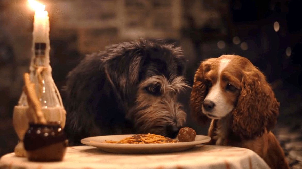 La scena degli spaghetti di Lilli e il Vagabondo nella clip dal live action