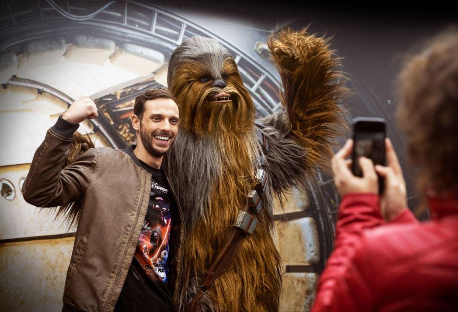 Durante Leggende della Forza a Disneyland Paris sarà di ritorno il meet and greet con Chewbacca, con un'ospite speciale: Rey.