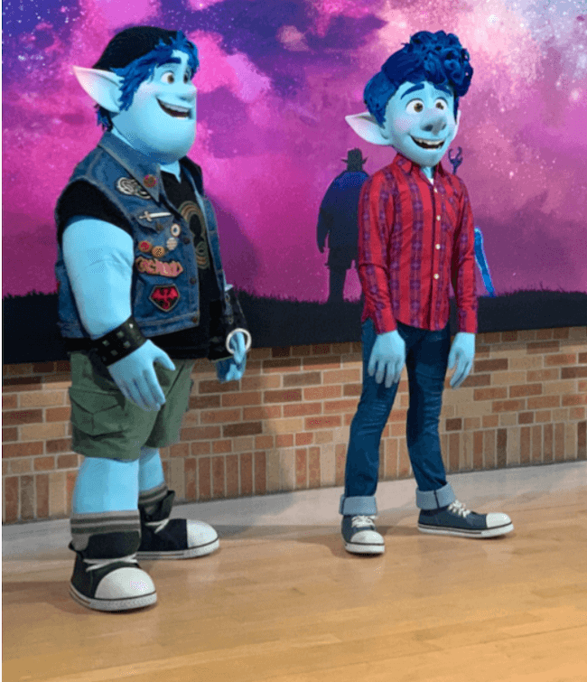 I personaggi del film Pixar Onward nei parchi Disney.