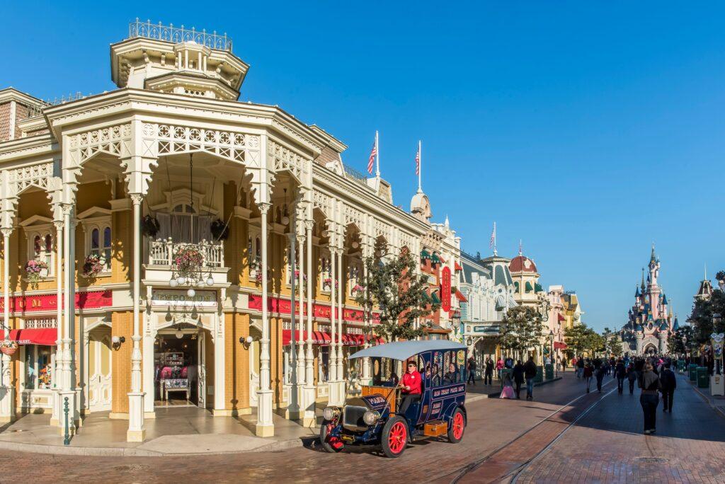 10 curiosità sulla Main Street, la strada che a Disneyland Paris porta all'iconico castello.