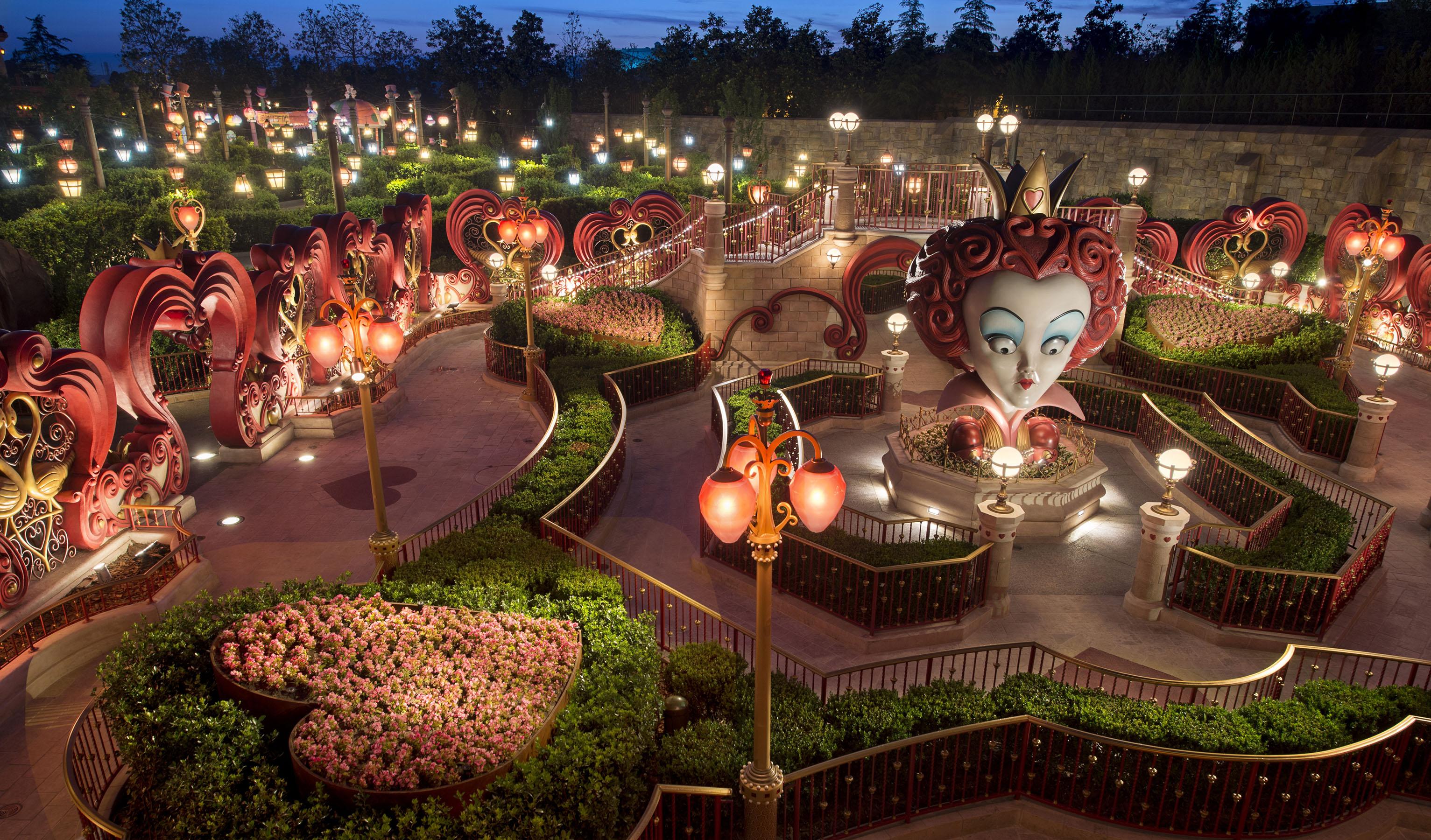 Фэнтези уолта диснея. Fantasyland Диснейленд Париж. Диснейленд Лабиринт Алисы. Fantasyland (Страна фантазии) Disneyland Paris. Диснейленд (Шанхай) парки развлечений Walt Disney.
