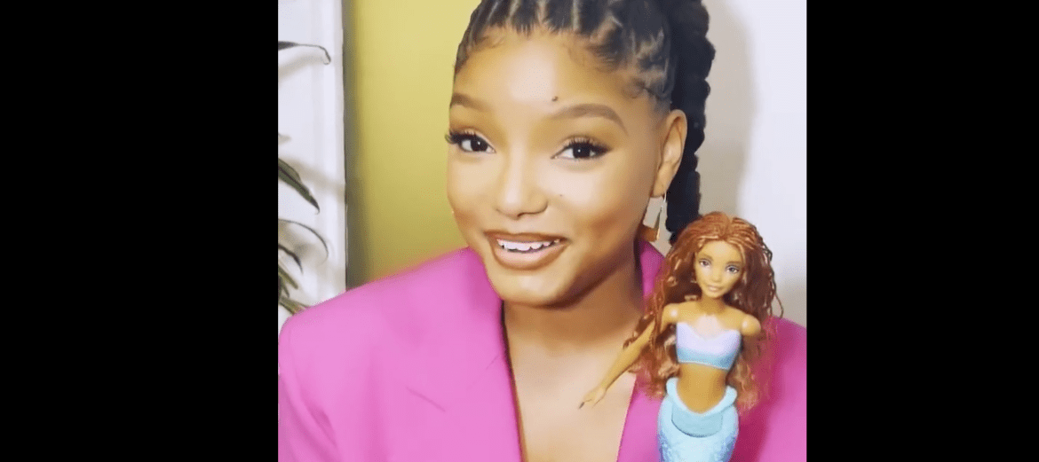 La Sirenetta, Halle Bailey si emoziona vedendo la bambola di Ariel