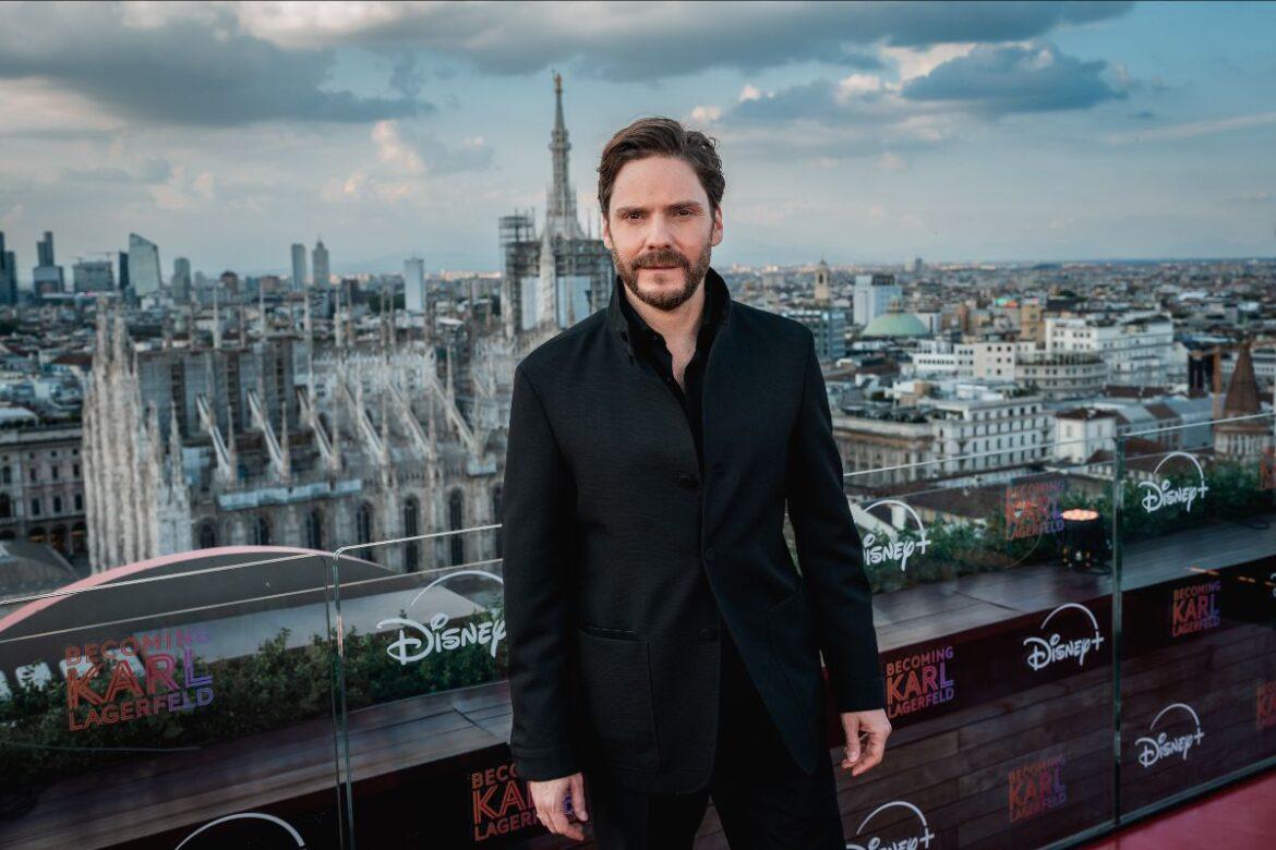 Becoming Karl Lagerfeld, Daniel Brühl ha presentato la serie a Milano